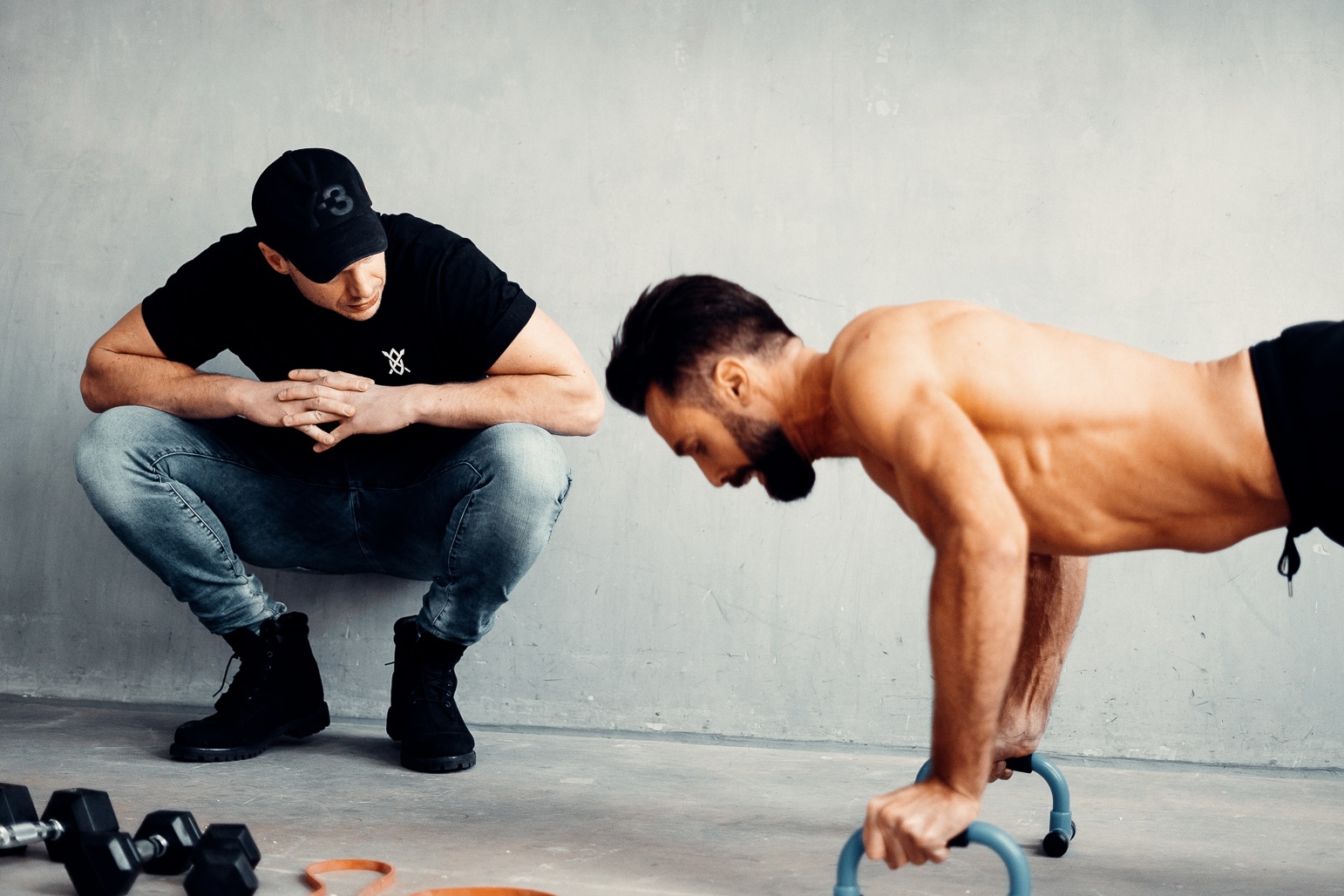 Personal trainer coacht atleet tijdens push-up